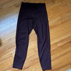 Old Navy elevate leggings with mesh pattern down legs! Maroon.